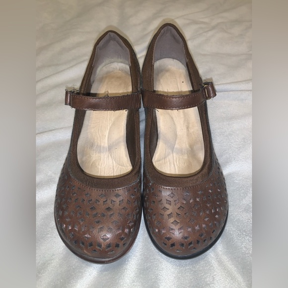 JBU Shoes - JBU Jambi Brown alicante Mary Jane laser cut Heels size 8.5 double layer vegan